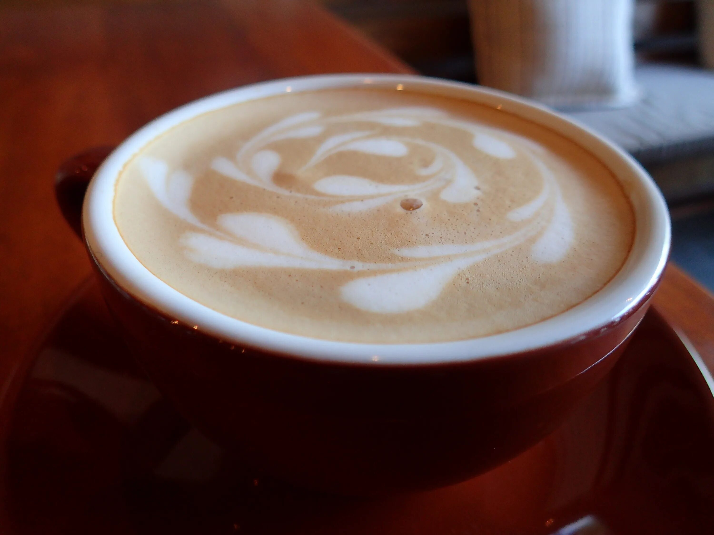 Обычный кофе с молоком. Кофеин в латте. мокачино или капучино. coffee cappuccino latte art. латте арт на латте макиато.