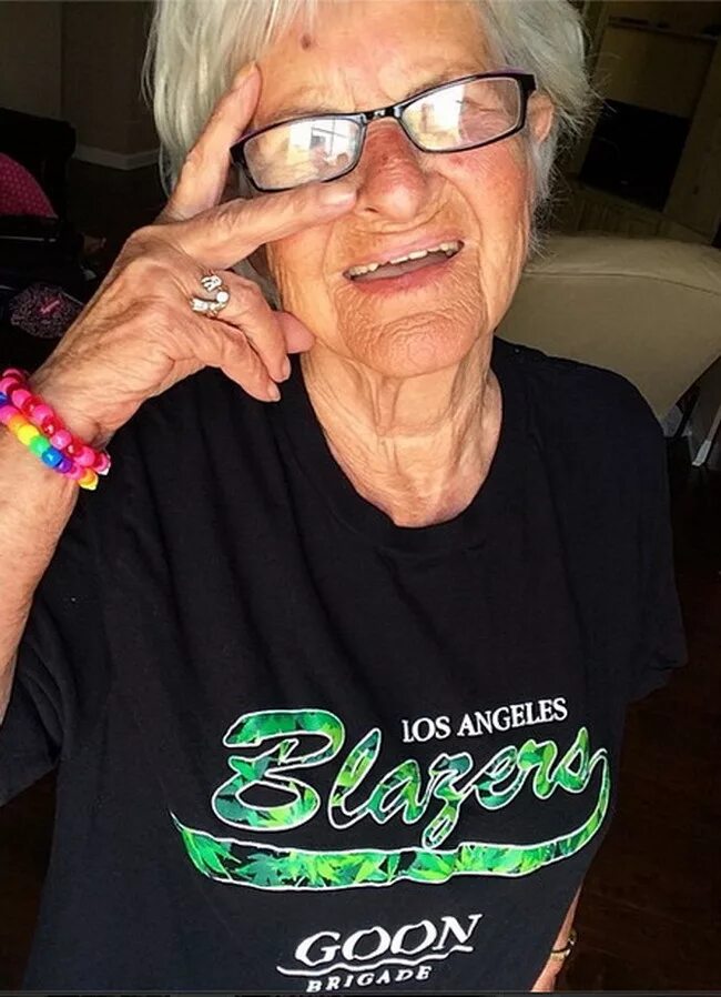 старушка в доме престарелых. фильм про бабушку комедия. плохие бабки. плохие бабки. фото бабушки плохое качество.