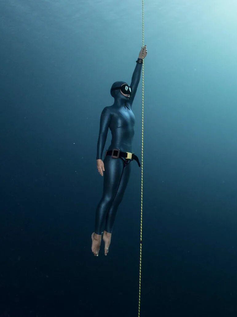 A freediver doesn t use an air. Vertical blue freediving. freediver. буй под водой. andrey immersion фото.