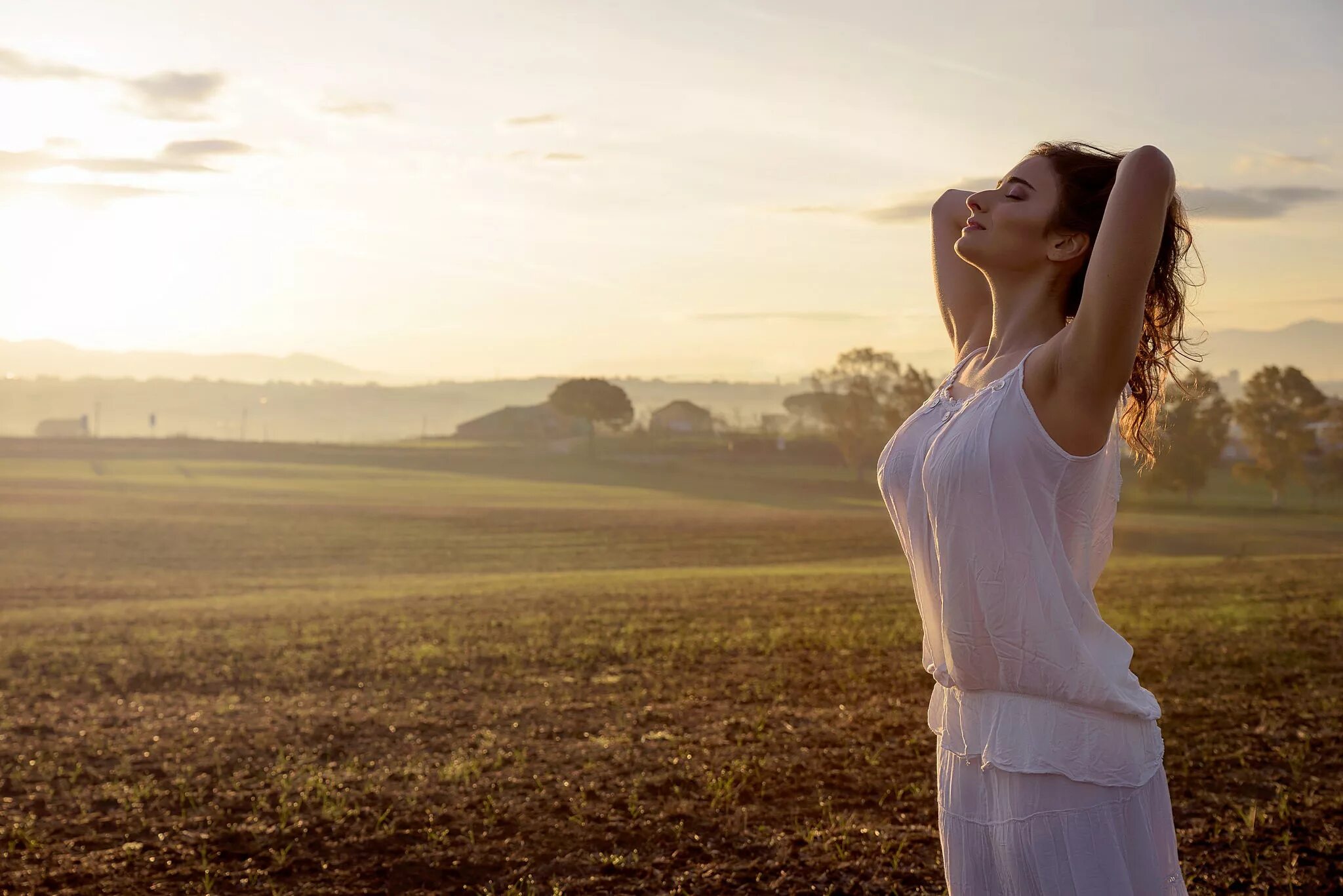 Молодые да ранние девочки. Девушка в кофте. Утро поле девушка. Миранда керр брюнетка. Качественный сон.