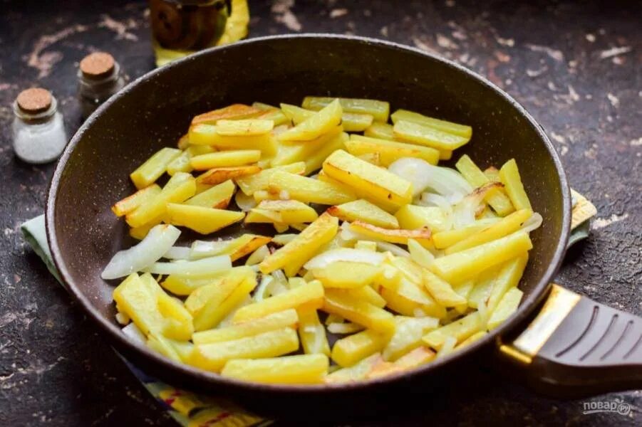 Картофель жаренный брусочками. Сметана карточка. Картофель со сметаной на сковороде. Жареный картофель. Картошка со сметаной.
