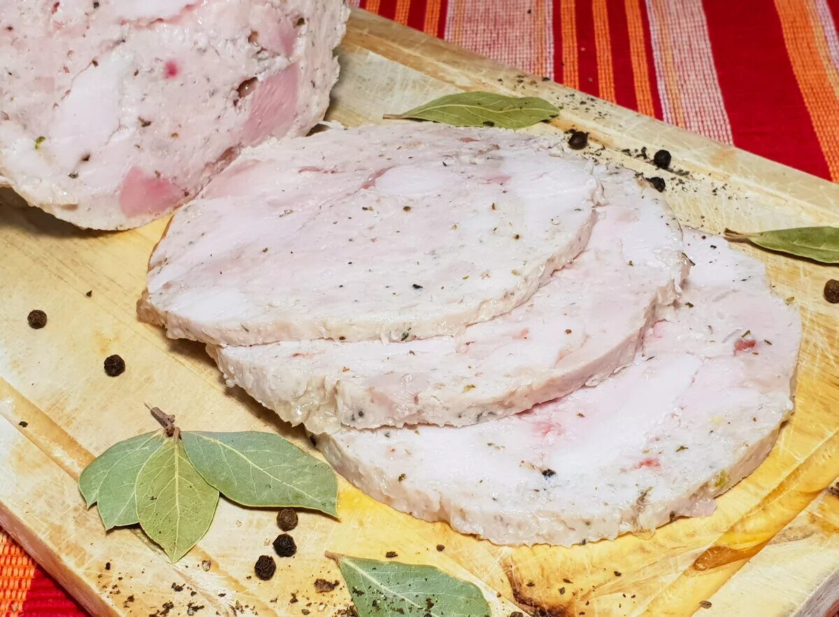 Ветчина из свинины. Рулет из курицы в домашних. Рулет куриный. Ветчина из индейки в ветчиннице. Ветчина куриная.