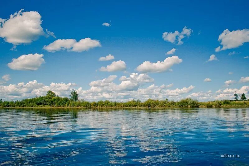 Облака в реке поющие. Река и небо. Речка небо голубое. Облака над озером. Облака в реке.