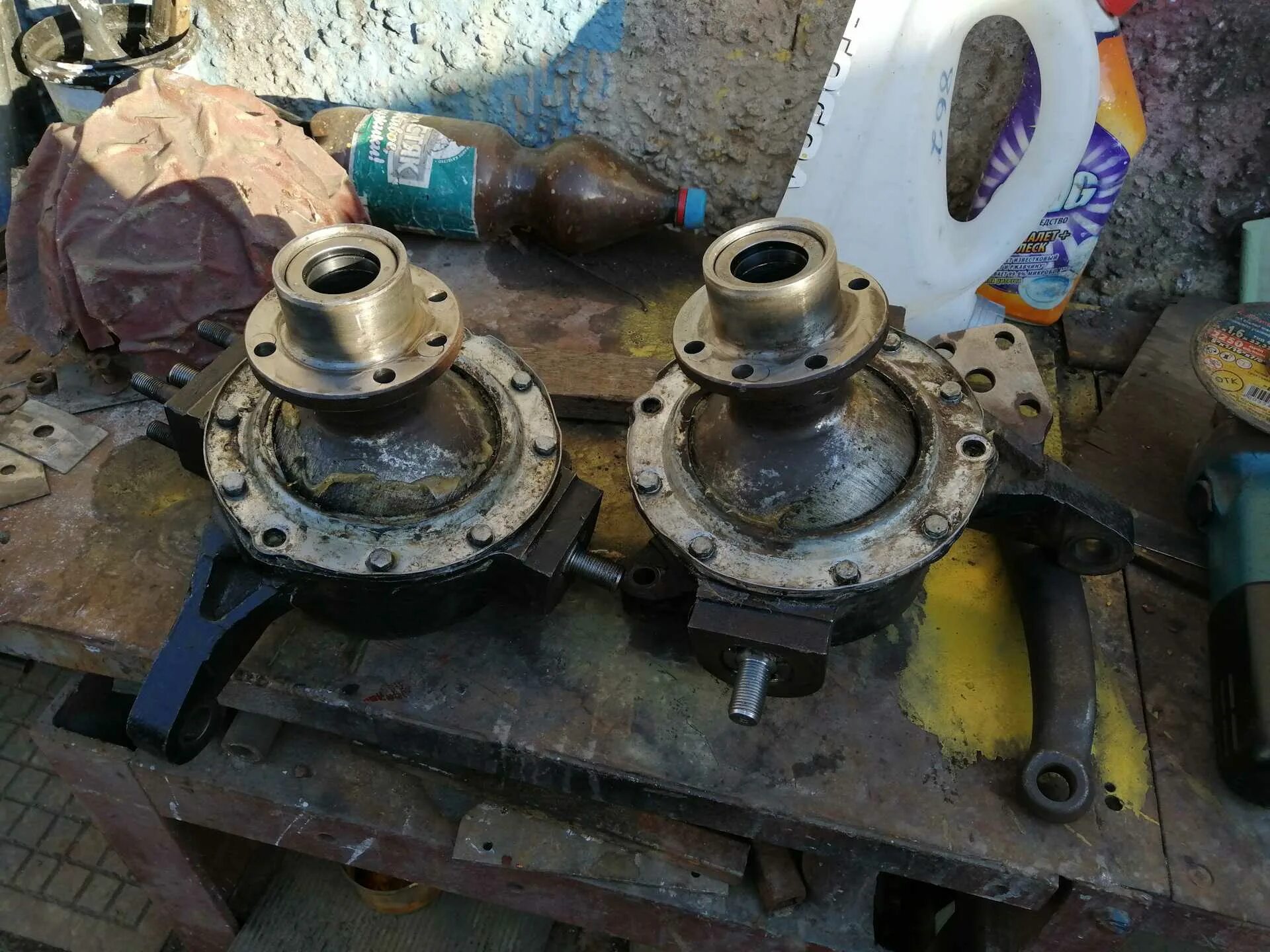 Как снять поворотный кулак. Поворотный кулак заз шанс. Сальник полуоси уаз буханка переднего моста. Снятие ступицы с поворотного кулака уаз. Сальник поворотного кулака уаз буханка.