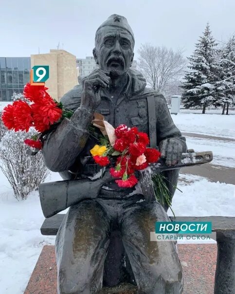 Митинг возложение цветов. Памятник 17 героев в Старом Осколе. Памятник молодому Жукову.