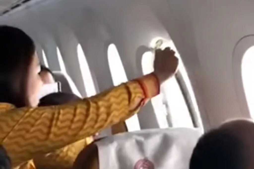 Шторка иллюминатора в самолете. Почему закрывают иллюминаторов. Окно самолета для фотошопа. Иллюминатор самолета в зоне турбулентности. Самолет иллюминатор вид снаружи.