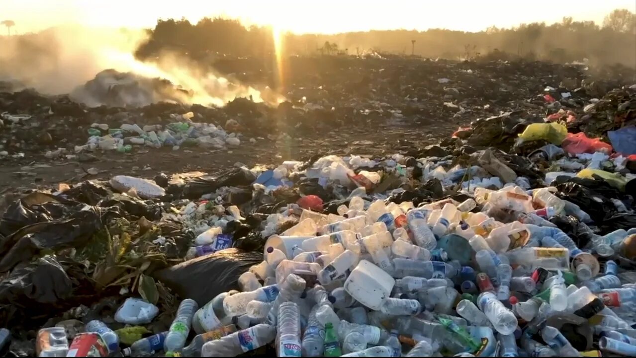 Загрязнение бытовыми промышленными отходами. Человек загрязняет природу. Пластиковые отходы. Загрязнение мусором окружающей среды.