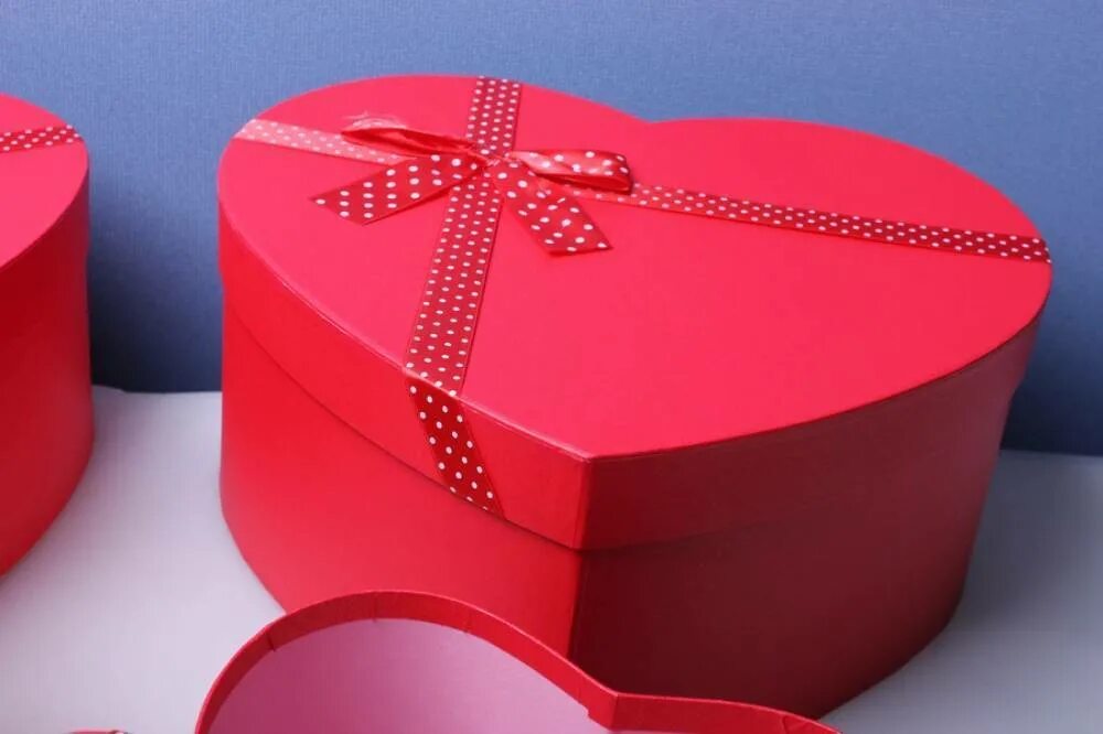 Красивые коробочки для подарков. Красивая коробка для подарка. Маленькие коробочки для подарков. Коробка из картона для подарка. Подарки на день рождения из картона