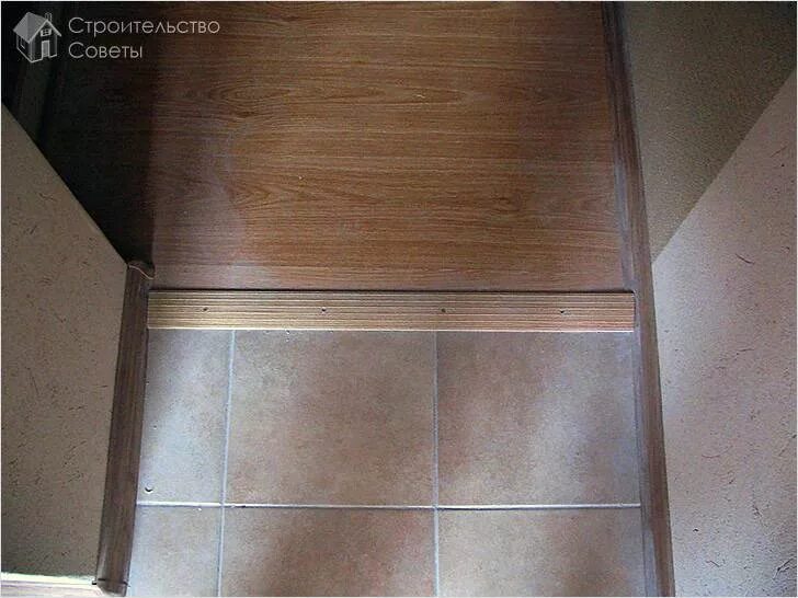 порог в ванную комнату из плитки. порог из плитки в ванной. стык ванной и коридора. пороги для туалета и ванной комнаты. порожек в ванную.