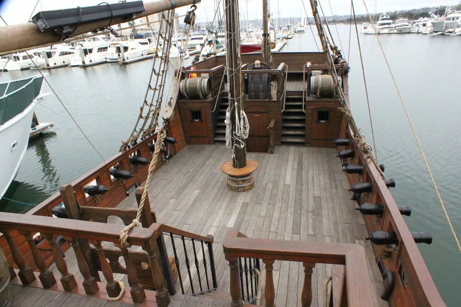 Определить палуба. Галеон Батавия палуба. Корабль Галеон палуба. Палуба пиратского корабля вид сбоку. Яхта Галеон.