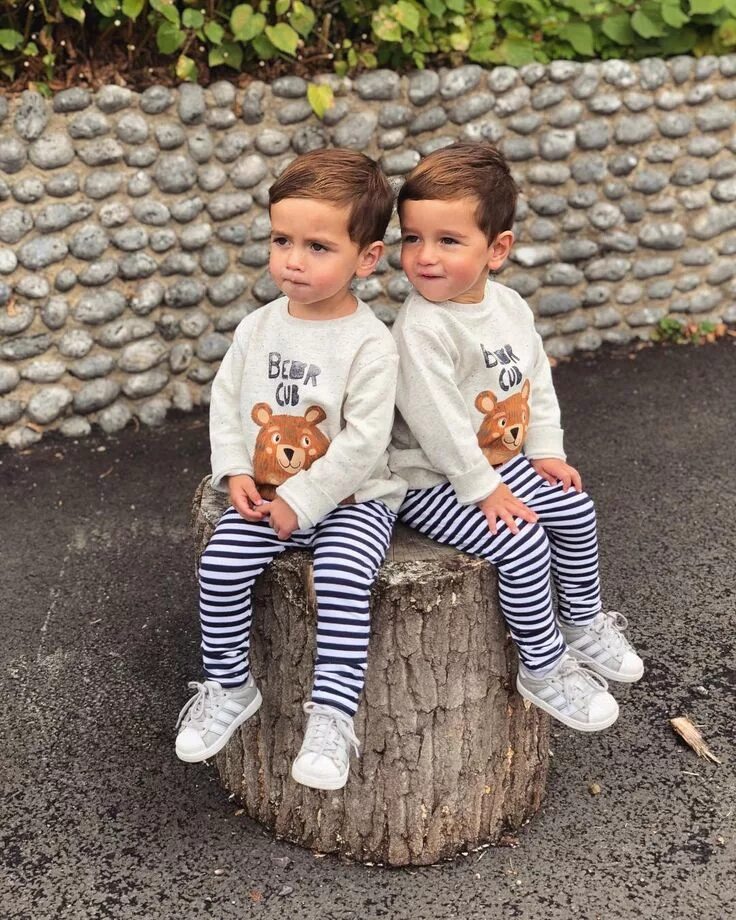 1 год двойняшкам мальчикам. Разнополые дети. Красивые двойняшки. Близнецы девочки. Двойня 5 лет.