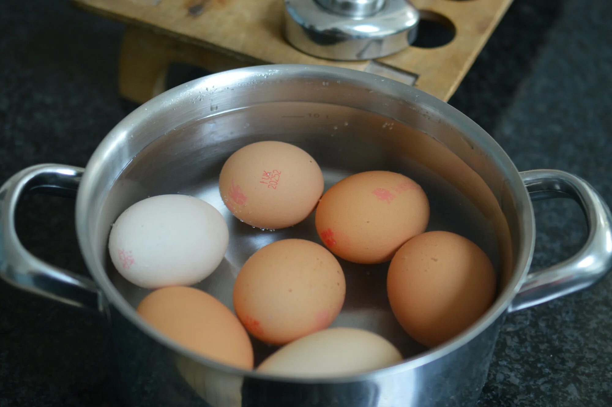 Яйца в кастрюле. Zqwf d RFCN.HTK. Отварить яйца. Что приготовить с яйцами.