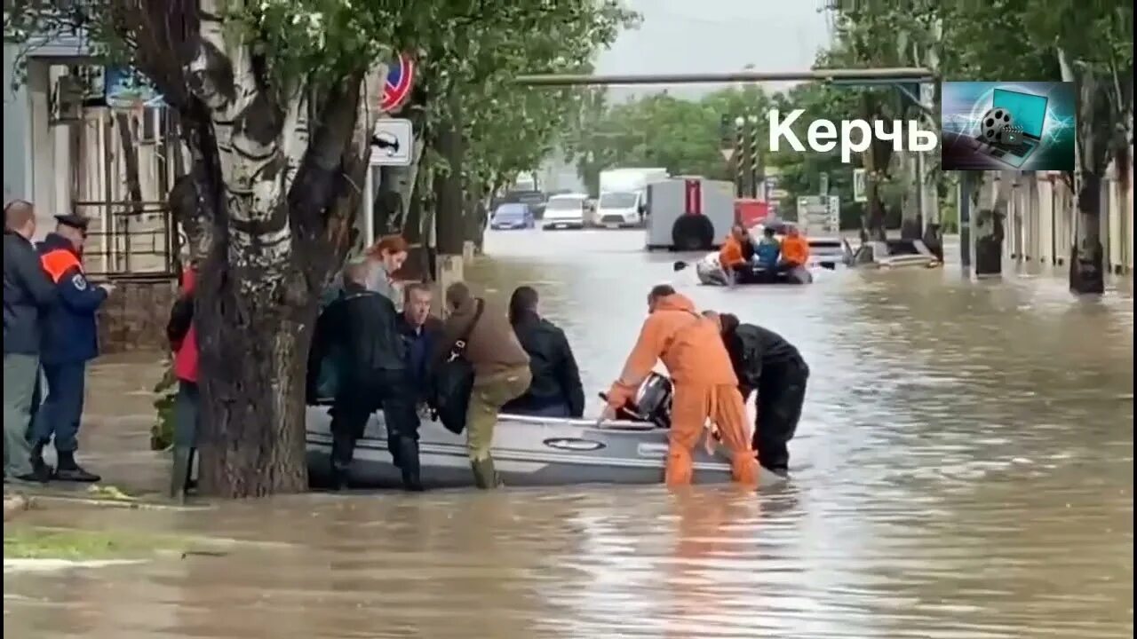 Какие выплаты пострадавшим от наводнения. Керчь потоп Аксенов на лодке. Аксенов Керчь наводнение. Аксенов на лодке в Керчи. Керчь наводнение 2021.