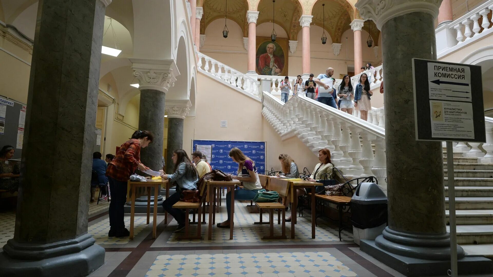 Журфак студент. Факультет журналистики МГУ имени м. в. Ломоносова. Журналистический Факультет МГУ. МГУ им Ломоносова Факультет журналистики. Журфак МГУ корпус.