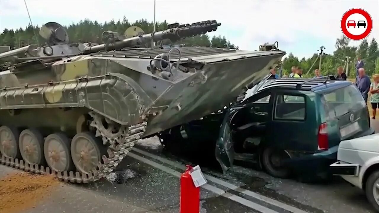 Бтр пытается проскочить мимо танков. Бтр пытается проскочить мимо танков