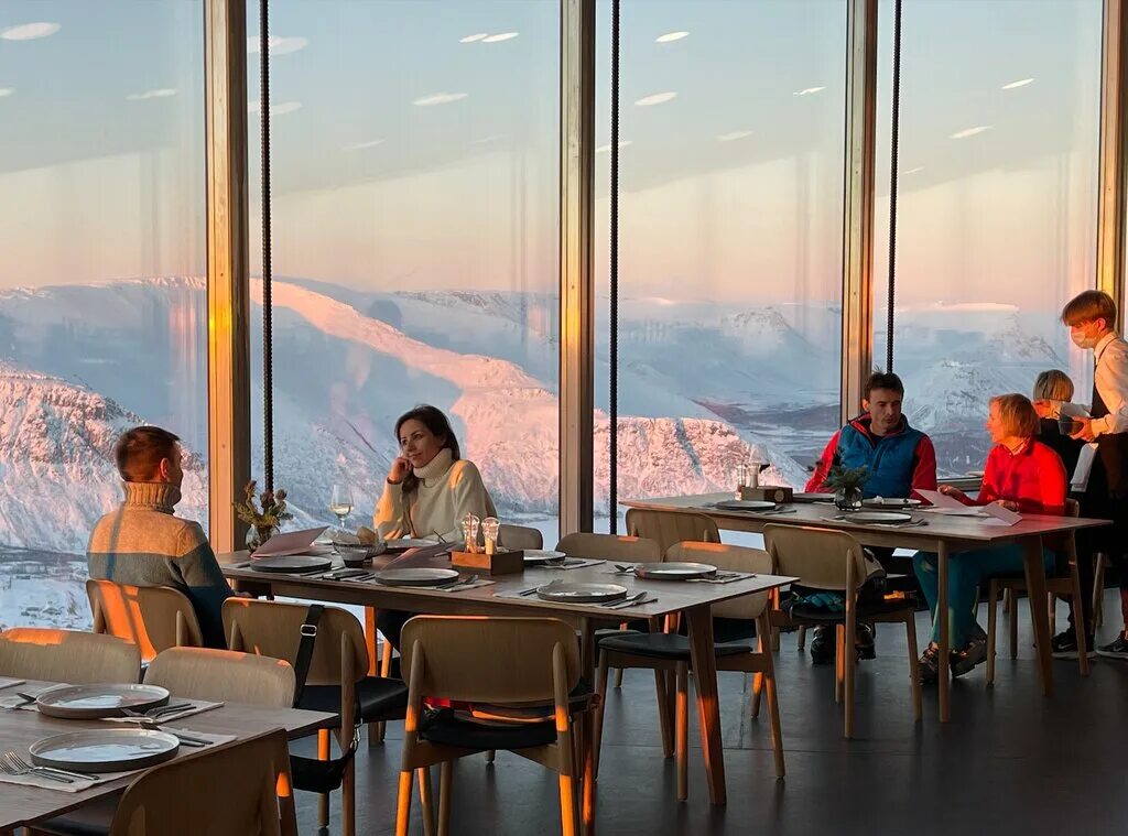 ресторан на горе айкуайвенчорр кировск. ресторан на горе айкуайвенчорр кировск. плато хибины ресторан. панорамный ресторан кировск мурманская. ресторан плато хибины.