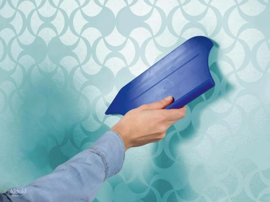 Клеить обои. Оклеивание стен обоями. Клеявший обои. Клеить обои. Наклейки на обои.