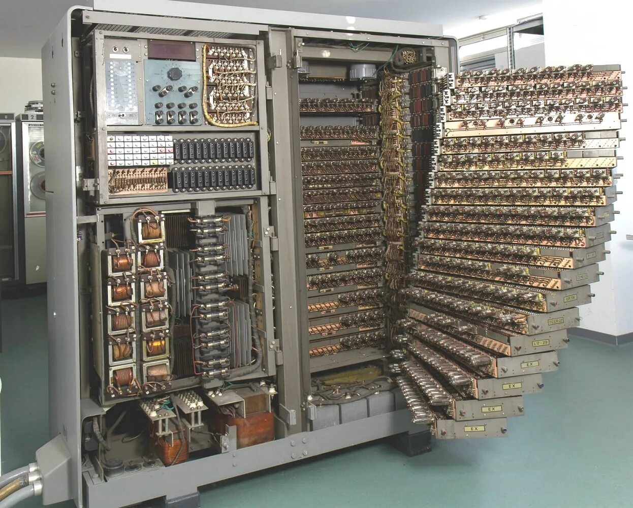 Эвм мир 3. Компьютер bull Gamma. Ламповый компьютер IBM 604. ЭВМ ДВК-2. АТС Квант разъемы.