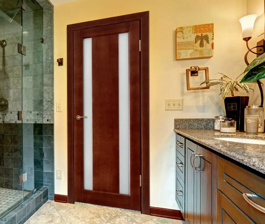 Дверь на кухню со стеклом. Межкомнатные двери на кухню. Дверь на кухню в квартире. Красивая дверь в комнату. Современные двери на кухню.