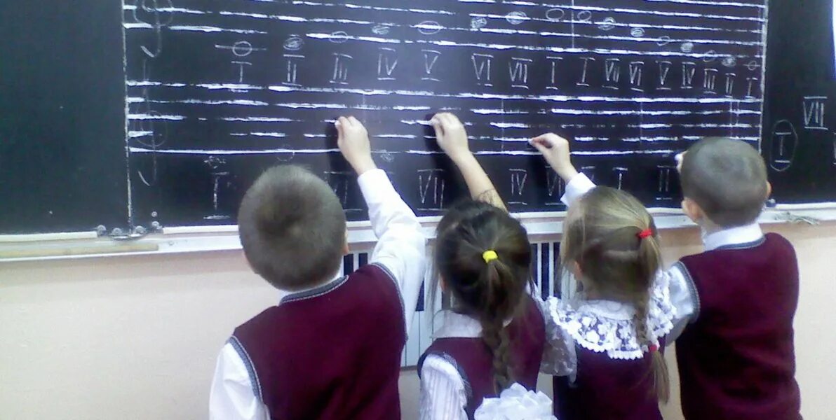 Учитель музыкальной школы. Дети на уроке музыки. Пение в начальной школе. Ученики музыкальной школы. Урок в музыкальной школе.