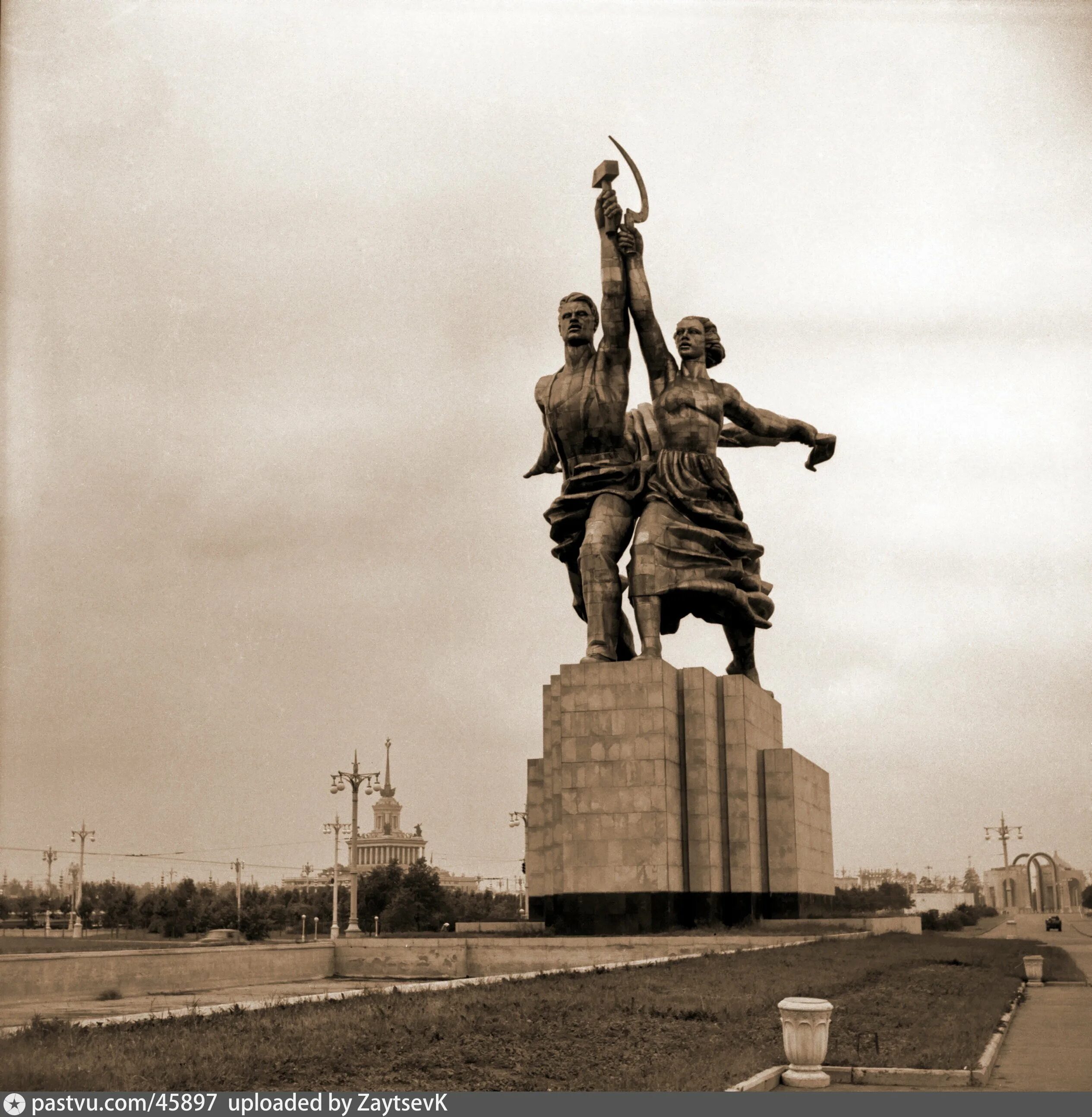 Создание памятника рабочий и колхозница. Скульптура мухиной рабочий и колхозница. памятник « рабочий и колхозница». скульптор мухина в.и.,москва,1937. памятник серп и молот на вднх. памятник мухина вднх.