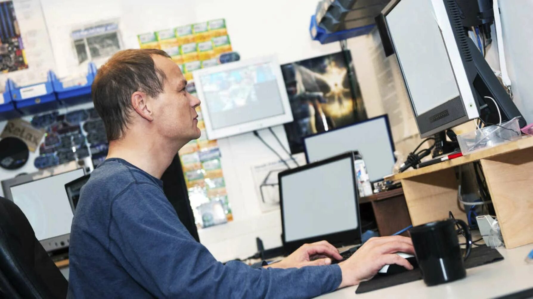 It программист. It программист. Специалист в it-индустрии. Профессия it специалист. Работа айти вакансии.