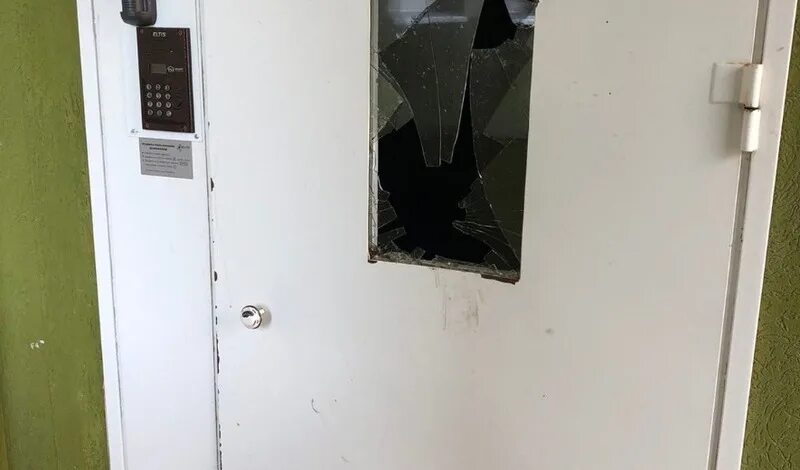 Дверь в подъезд. Сломанная дверь в подъезде. Открытая дверь в подъезде. Сломанная дверь в подъезде. Дверь электрощитовой в подъезде.