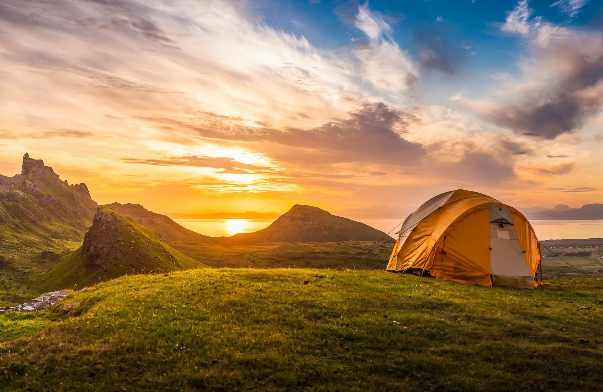 Палатка в горах. Кемпинг в горах. Палатка на фоне гор. Палатка на природе. Mountains camping