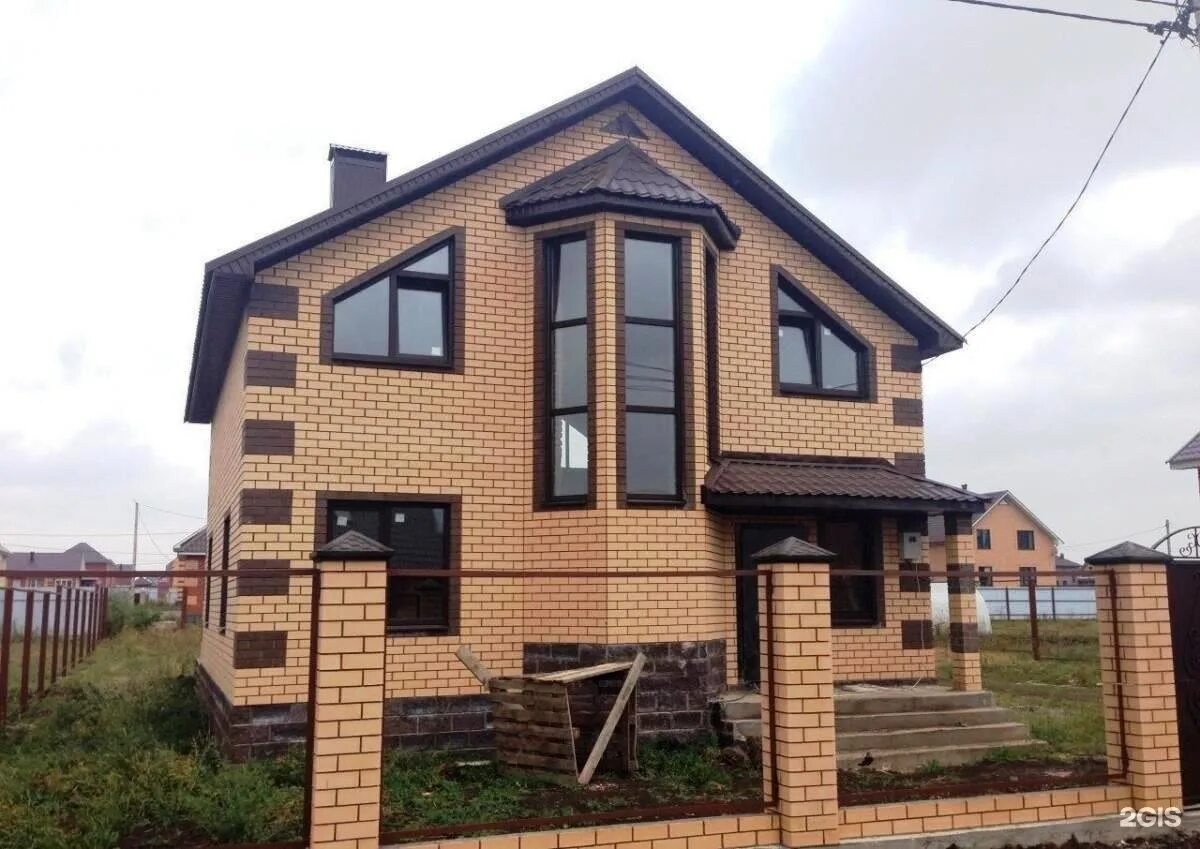 Стройка дом кирпич. Кирпичный дом стройка. Кирпичный коттедж под ключ. Кирпич ключу. Кирпичный дом стройка.