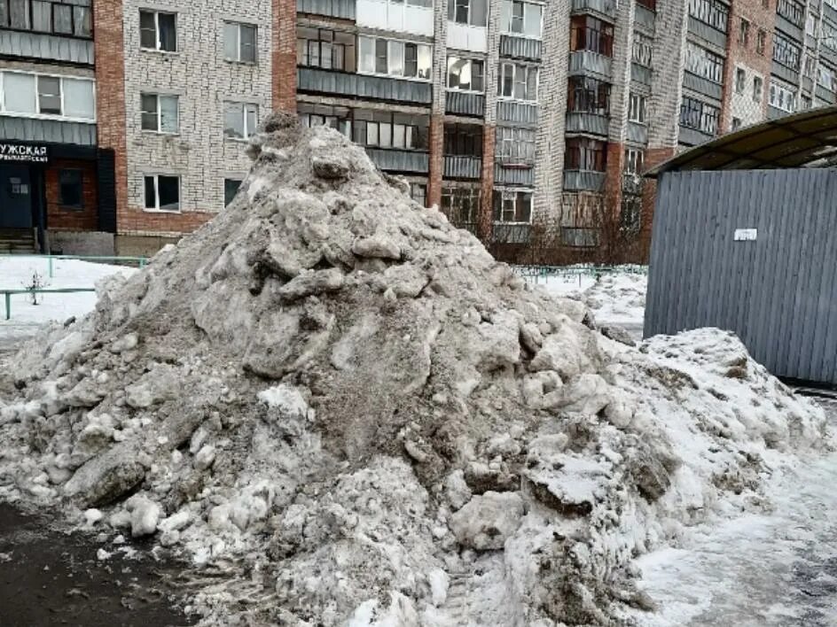 Грязный снег. Кучи грязного снега во дворе. Грязный сугроб. Дома города точно груды грязного снега. Грязные сугробы