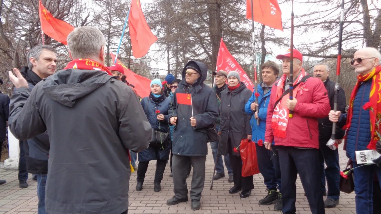 Коммунисты мурмана. Парад коммунистов. Кпрф комсомольцы. Кпрф мурманск. Коммунисты мурмана.