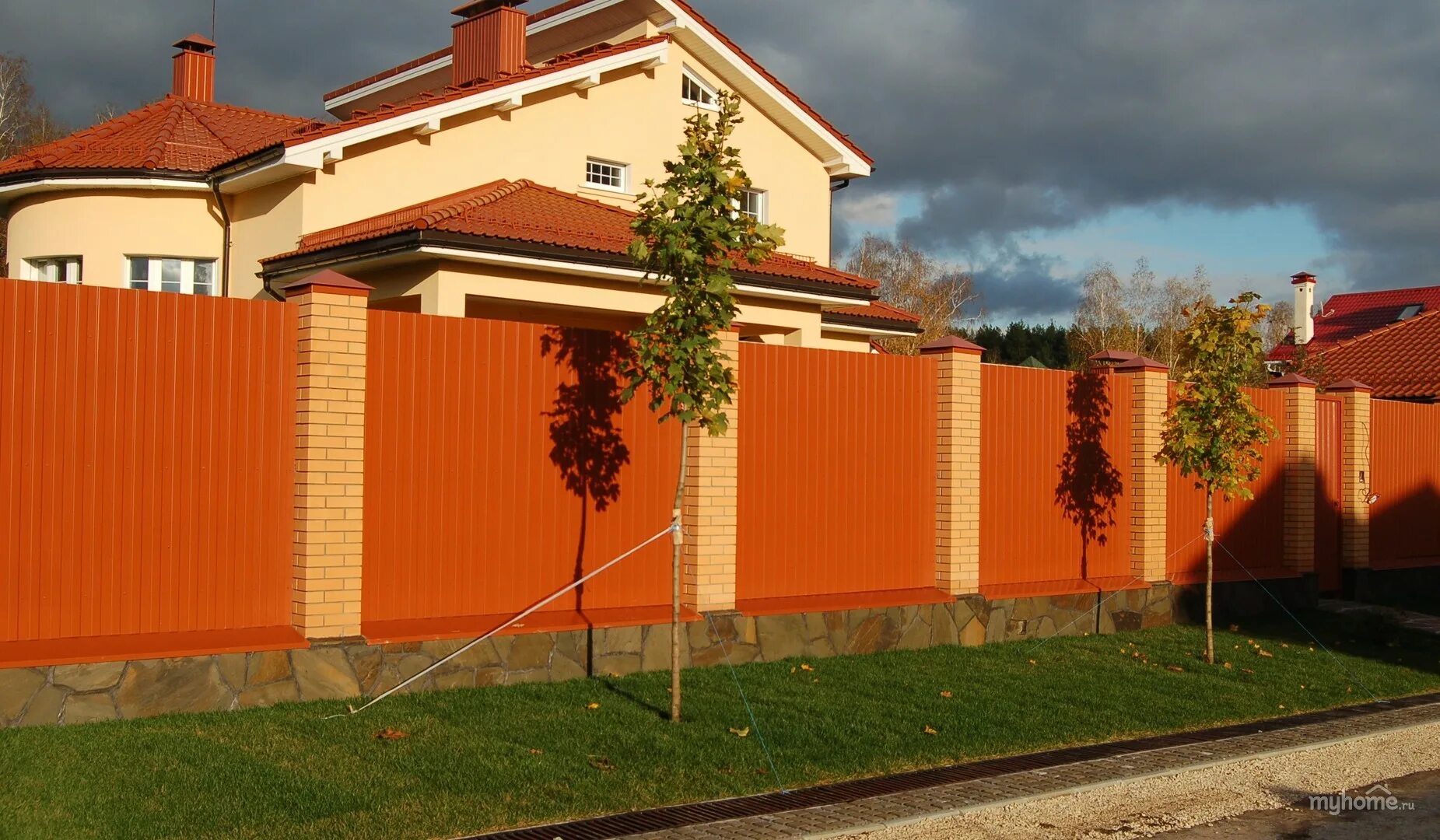 Дома примыкающие к забору. Забор в частном доме. Дом с забором. Оранжевый забор. Оранжевый забор из профнастила.