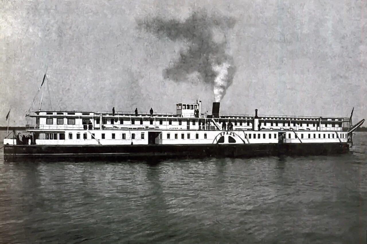 Пароход ласточка бесприданница. Марк твен миссисипи пароход. Пароход двинск. Старые пароходы приходившие из разных. Теплоход максим горький ссср.