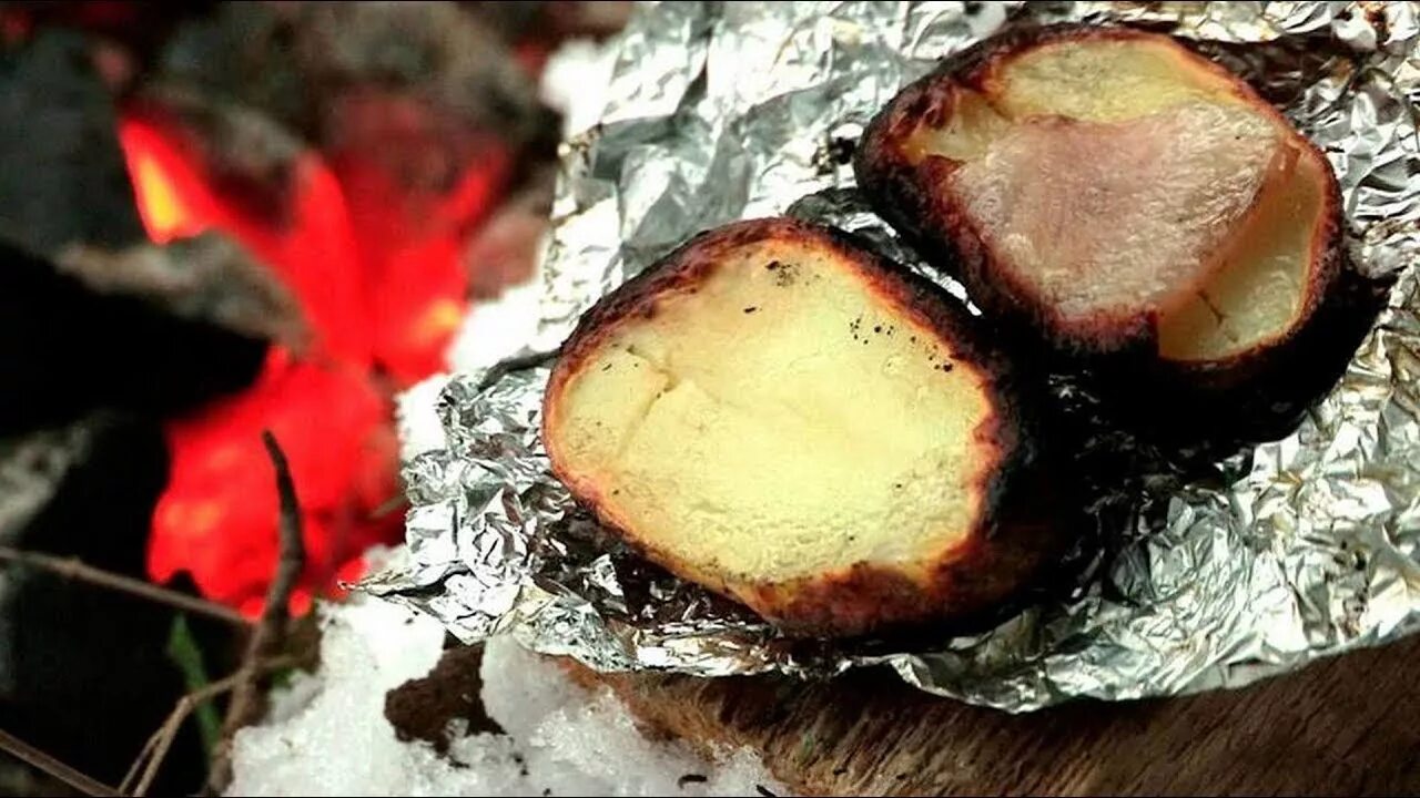 Картошка на костре. Печеный картофель на костре. Картошка на костре в фольге. Картофель на костре. Печеная картошка на костре.