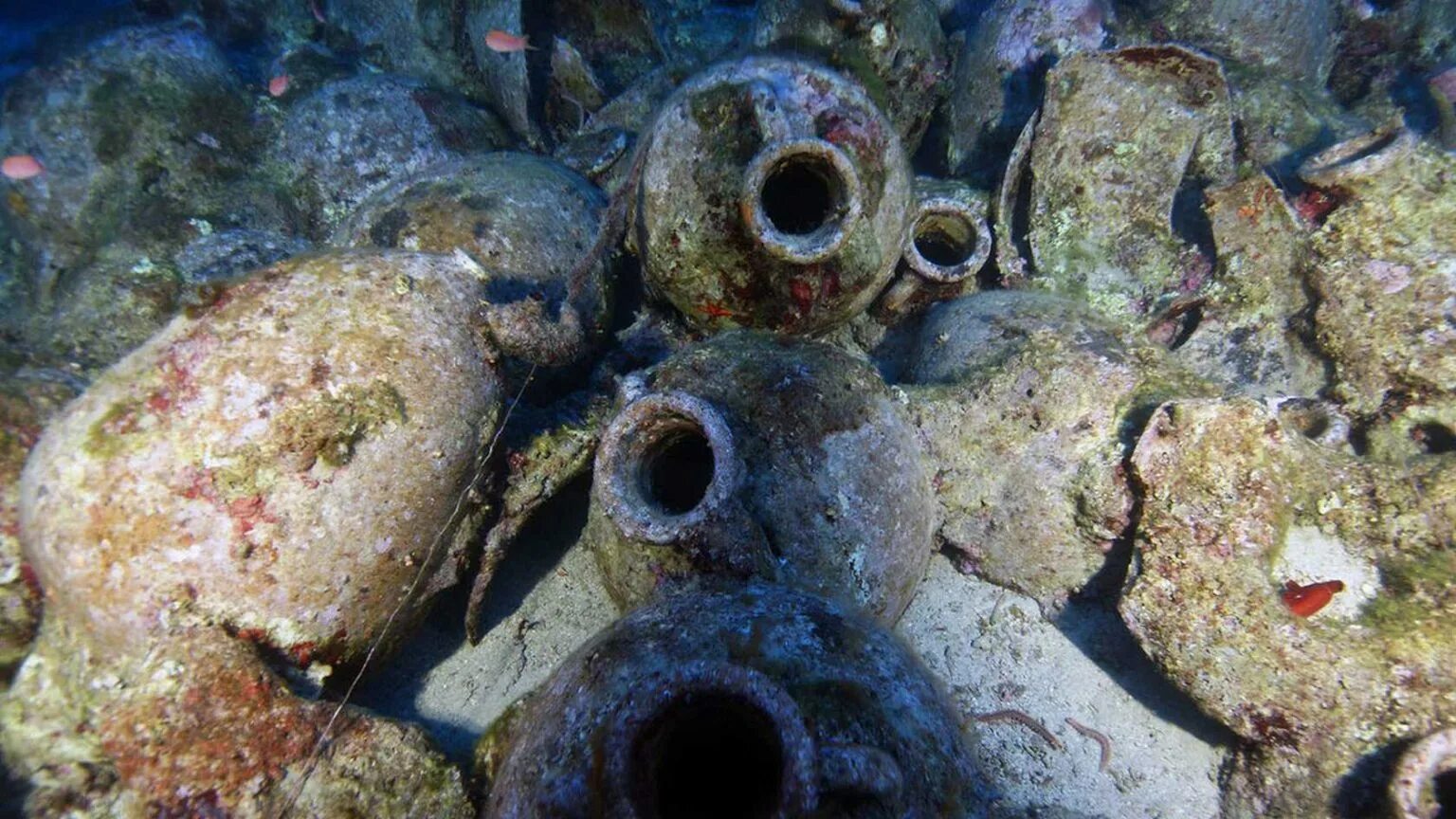 Их нашли на дне моря. Затонувшие амфоры. затонувшие древние корабли. находки на затонувших кораблях. амфора на дне моря.