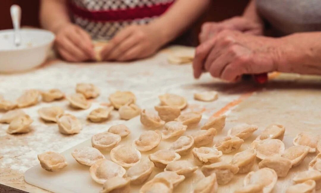 Когда можно есть пельмени. Кушать пельмени. семья ест пельмени. семья кушает пельмени фото.