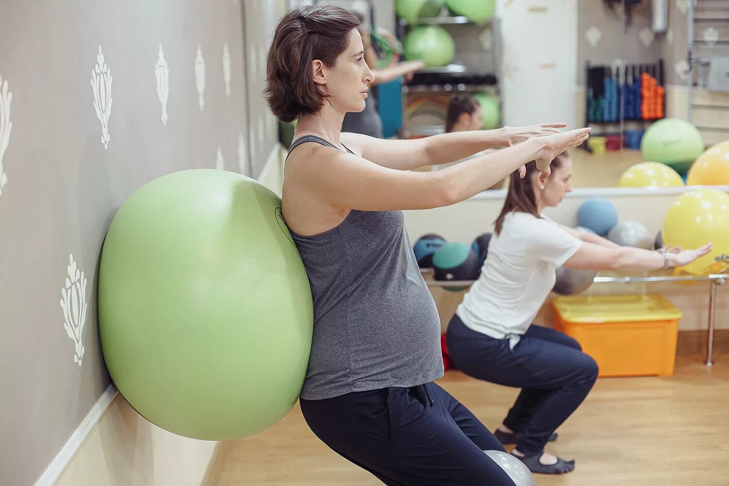 Заниматься спортом при беременности. Фитнес беременные. Аэробика для беременных. Спортзал для беременных. Пилатес с фитболом для беременных.