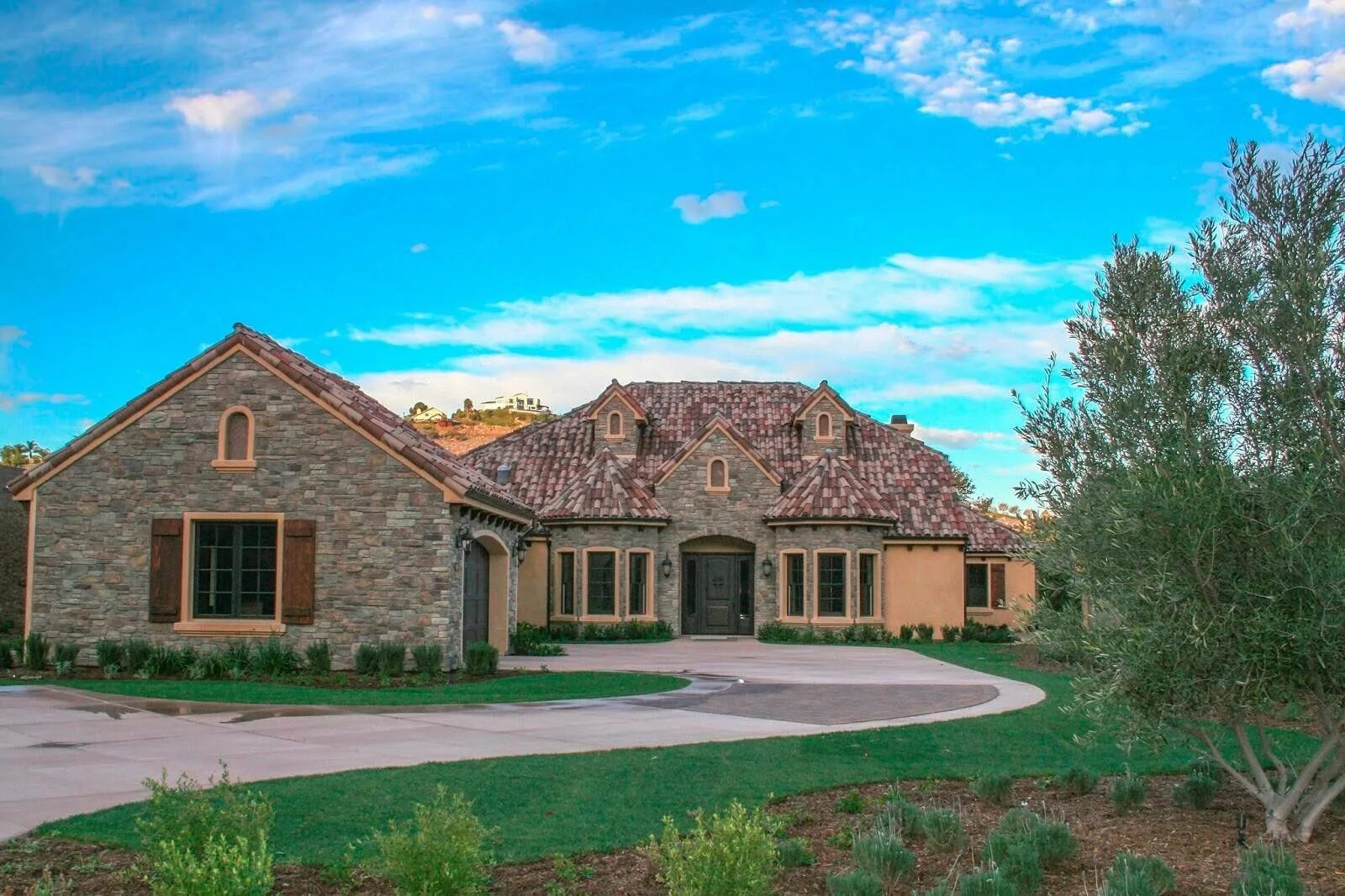 Дом хиле. Одноэтажный сельский дом в испании. Одноэтажные дома в стиле ранчо в сша. Дом в тосканском стиле одноэтажный. Особняк тюдоров в англии.