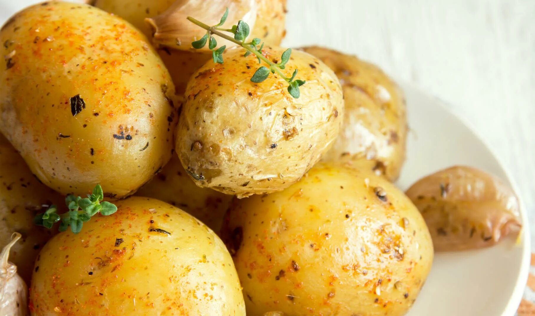 Печеный картофель. Картофель в мундире. Печеный картофель в кожуре. Картофель кругляшками.