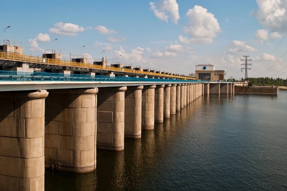 Каховская гэс взорвана. Каховская гэс видео. Подрыв моста каховская гэс. Гэс херсон. Каховская гэс разрушения.