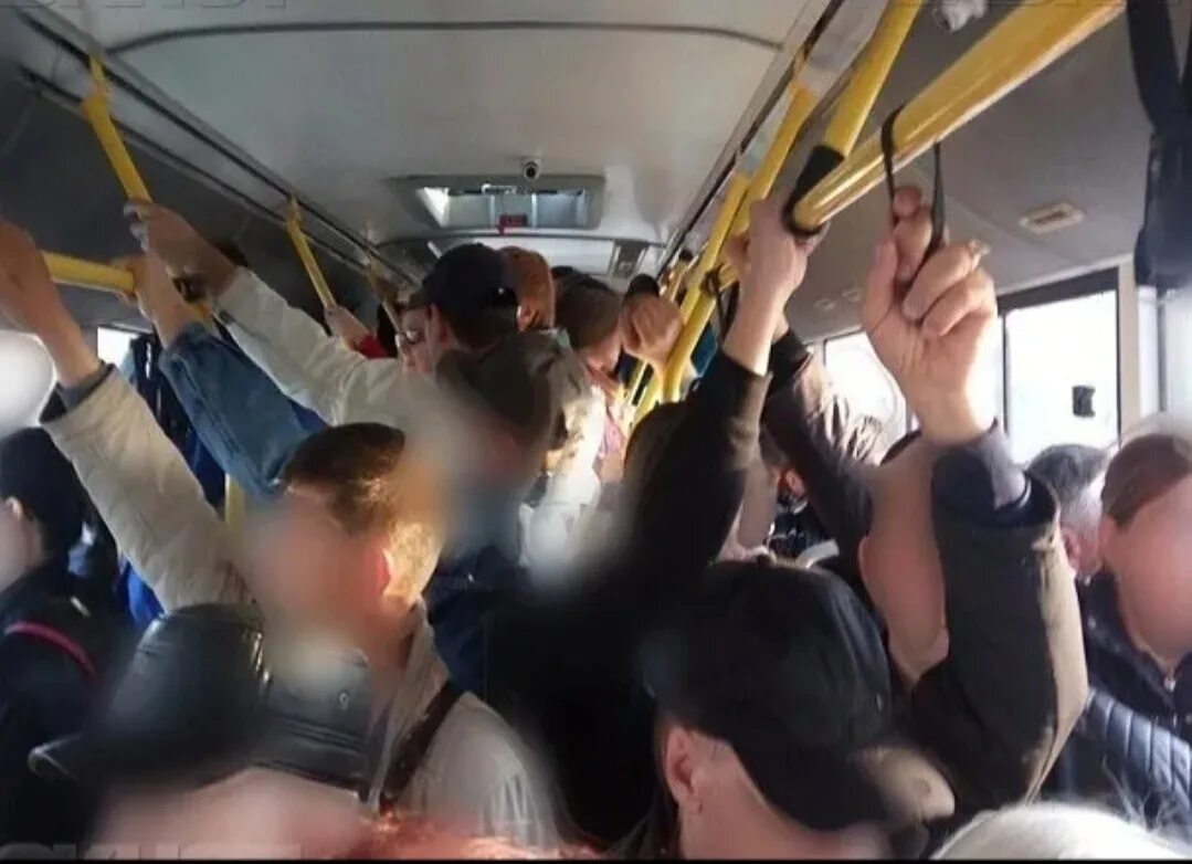 Пассажиры общественного транспорта. Давка транспорте. Переполненный общественный транспорт. Переполненный общественный транспорт. Смешные люди в маршрутке.