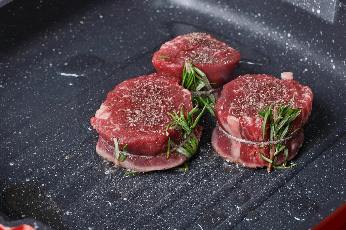 Стейк рибай и филе миньон. Стейк фламбе. Филе миньон. Шатобриан рибай филе миньон. Рибай филе миньон.