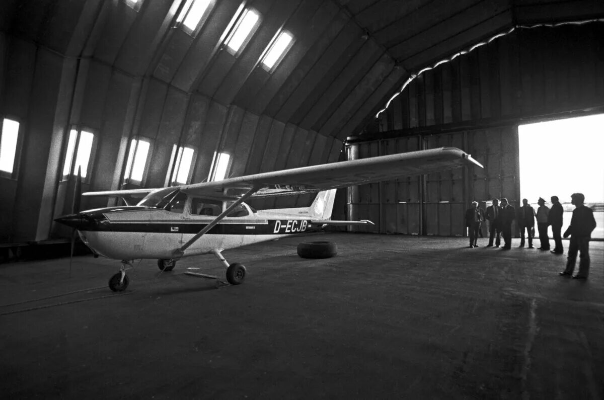 Руст самолет на красной площади. Матиас Руст самолет Cessna. Cessna 172 Матиаса Руста. Матиас Руст на красной площади 1987. Cessna 172 на красной площади.