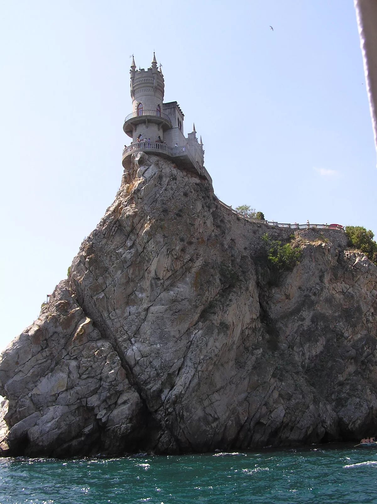 Крым Ялта Ласточкино гнездо. Замок Ласточкино гнездо в Крыму. Замок «Ласточкино гнездо» Ялта, Крым. Ласточкино гнездо в Крыму с моря. Скала ласточкино гнездо