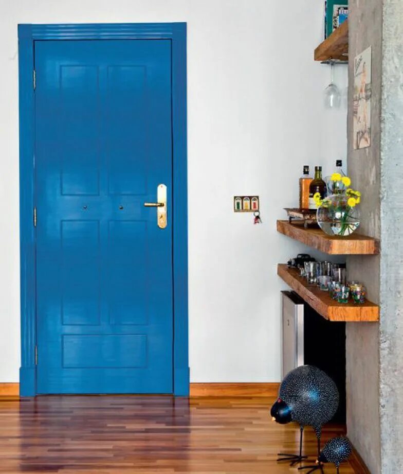 Синяя дверь. Синие межкомнатные двери. Синие двери в интерьере. Синяя я дверь в интерьере. Синие межкомнатные двери в интерьере.