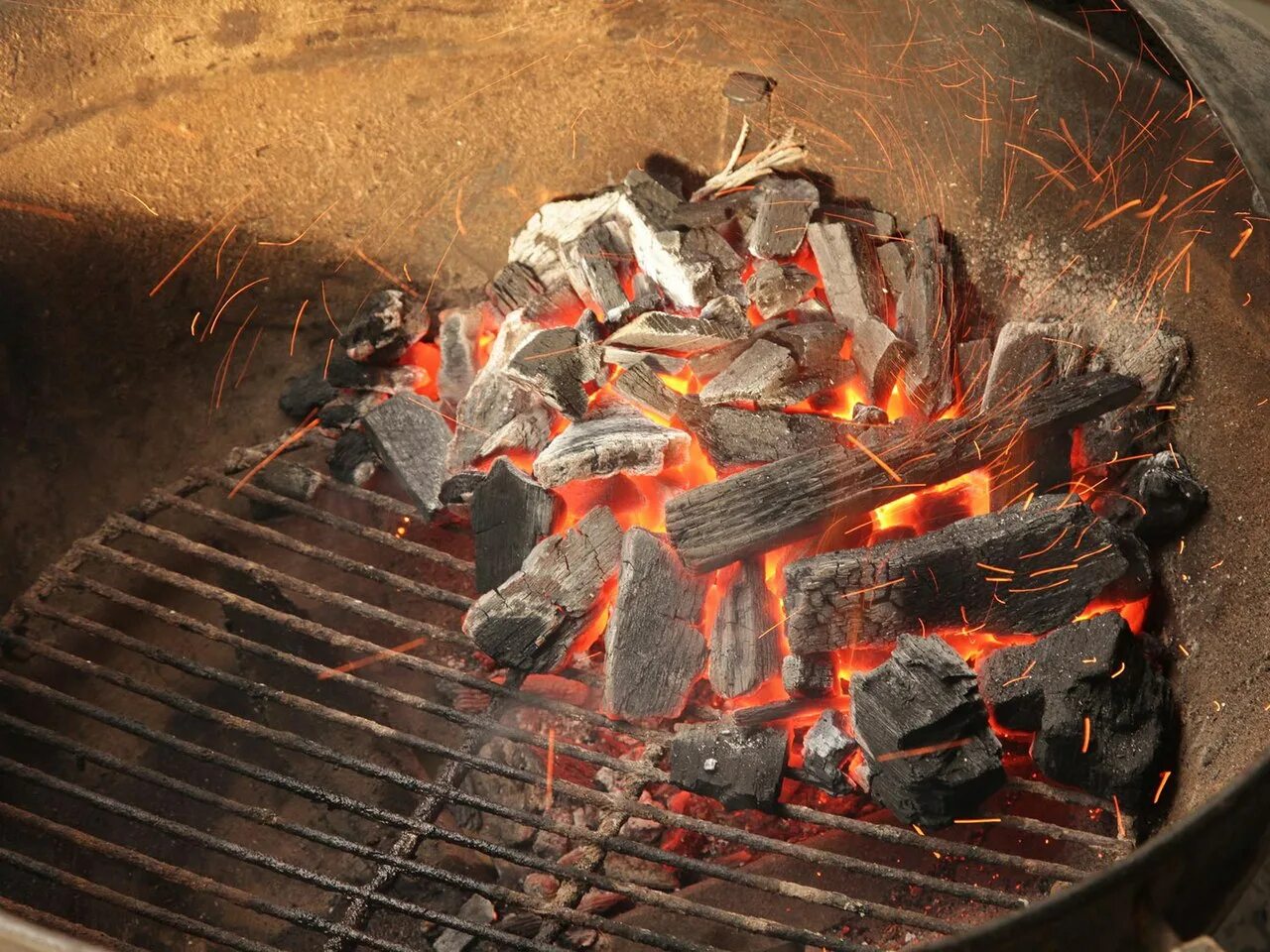 Мяса на углях как. Гриль на углях. уголь для мангала. мясо на углях. шашлык на углях.