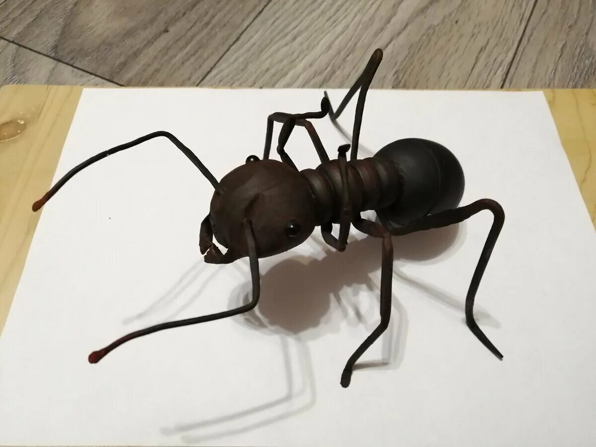 Что можно сделать муравья. Насекомые своими руками. Муравей из пластиковых бутылок. Муравей из природного материала для детского сада. Муравьи фигурки для сада.