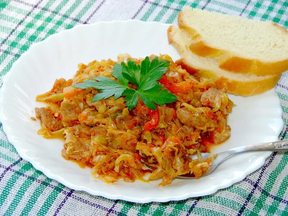 Фарш из квашеной капусты. Капуста с фаршем на сковороде. Жареная капуста с фаршем. Капуста тушеная с мясным фаршем. Квашеная капуста с фаршем тушеная.