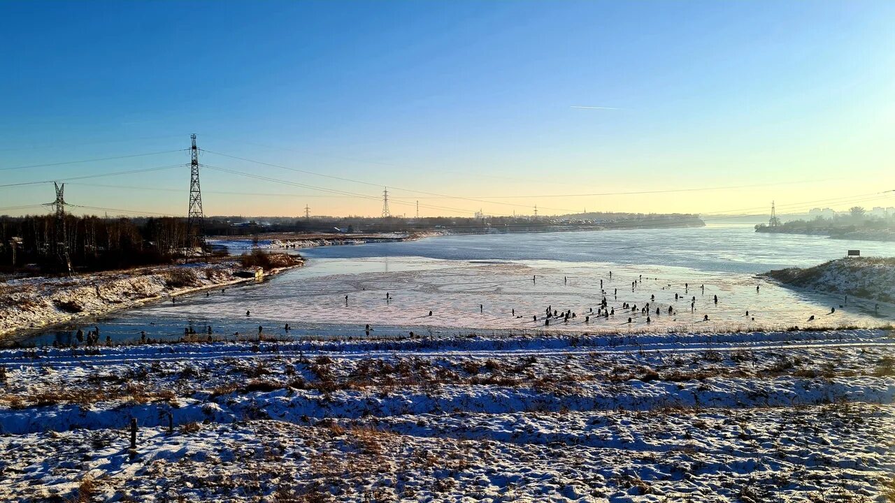 Каток на Рыбинском водохранилище. На коньках по Рыбинскому водохранилищу. Рыбинское водохранилище зимой. Ездят по льду Рыбинского водохранилища.