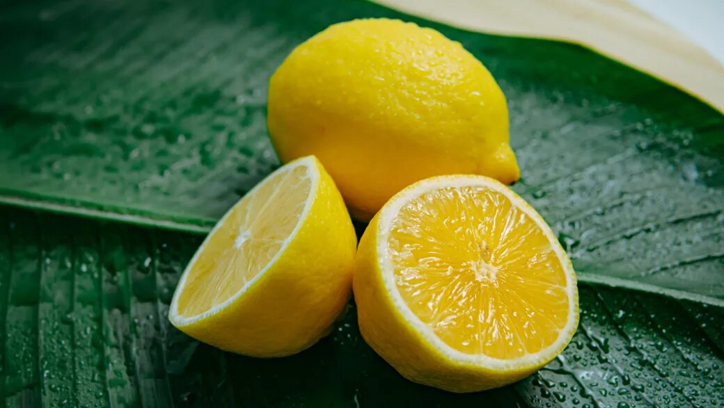 Содержимое лимона. Очищенный лимон. Содержимое лимона. Содержимое лимона. Какие витамины содержатся в апельсинах и лимонах.